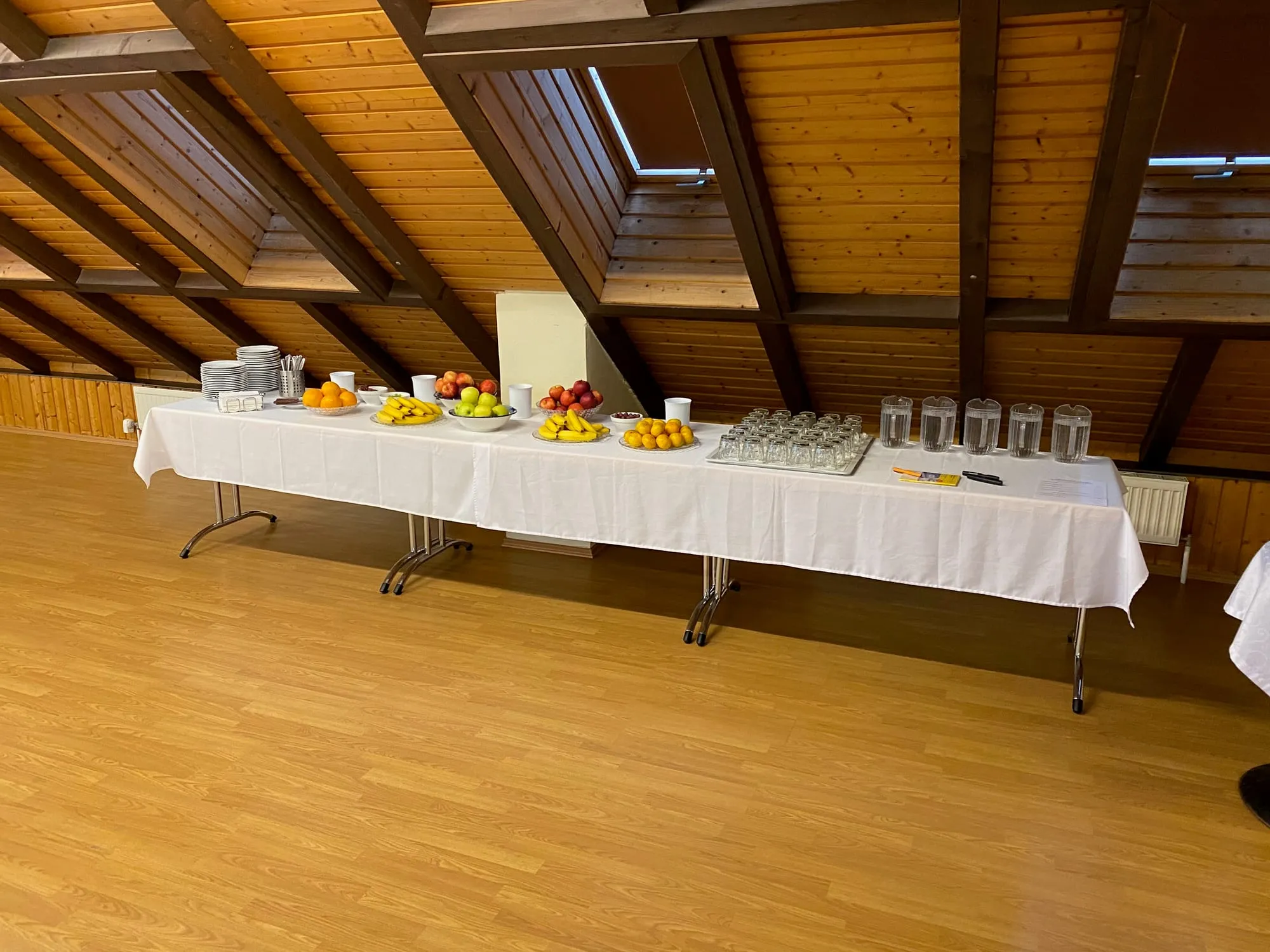Pausenbuffet mit Obst, Kaffee und Getränken